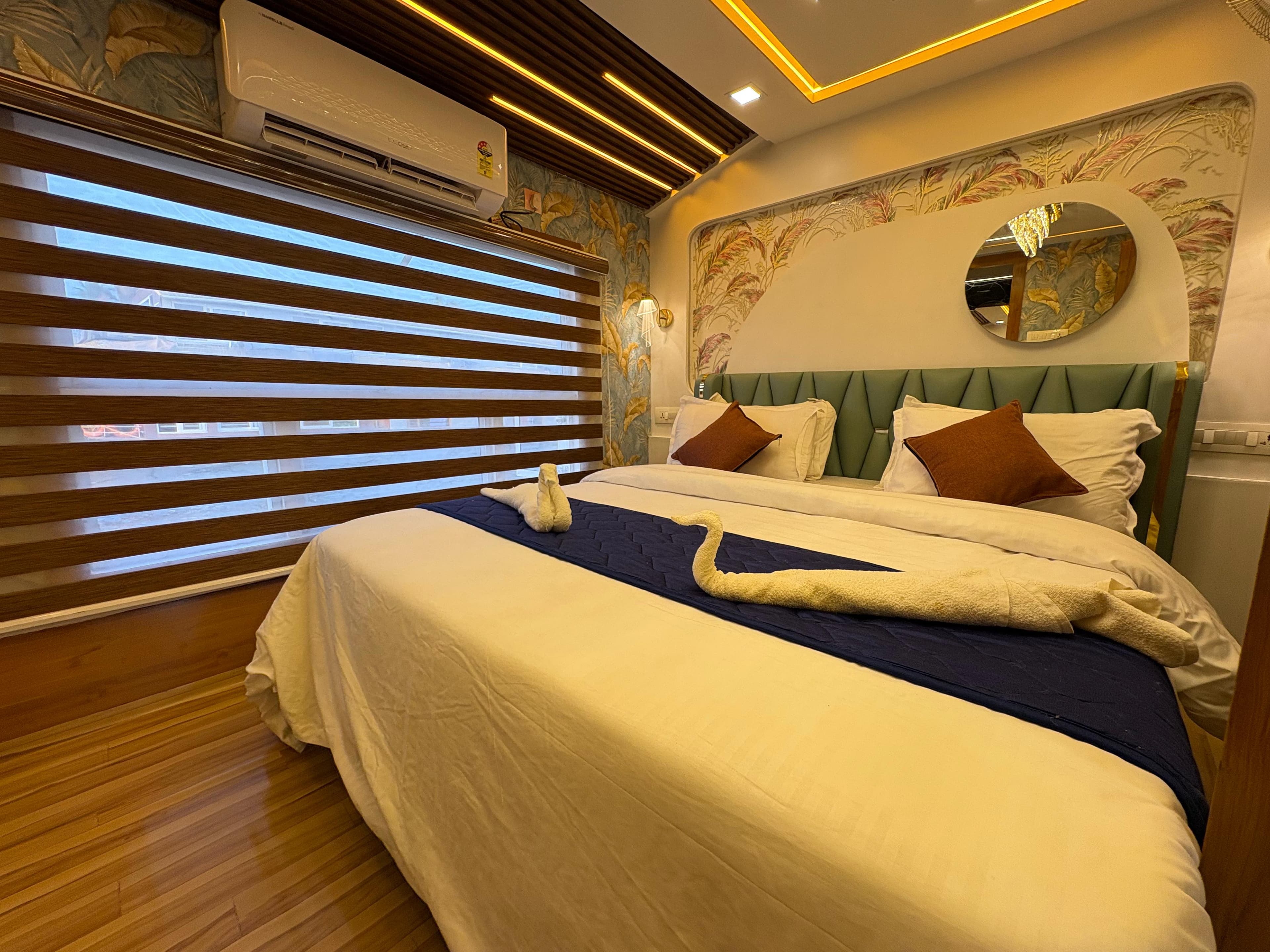 1 bedroom houseboat 2