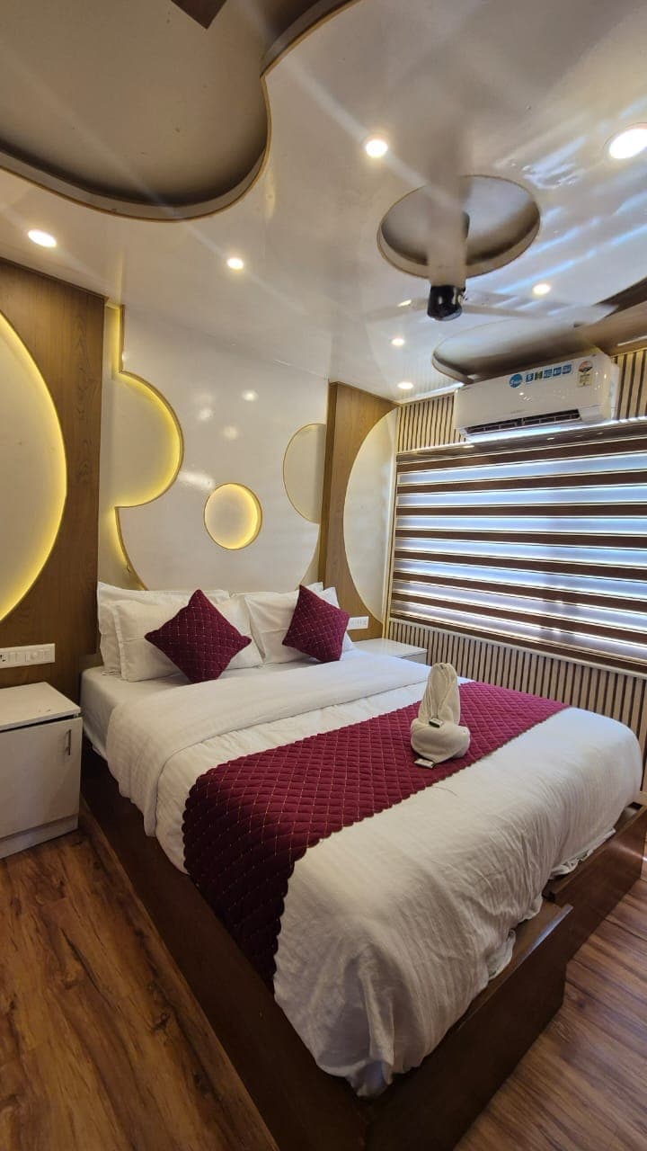 9 bedroom houseboat 3