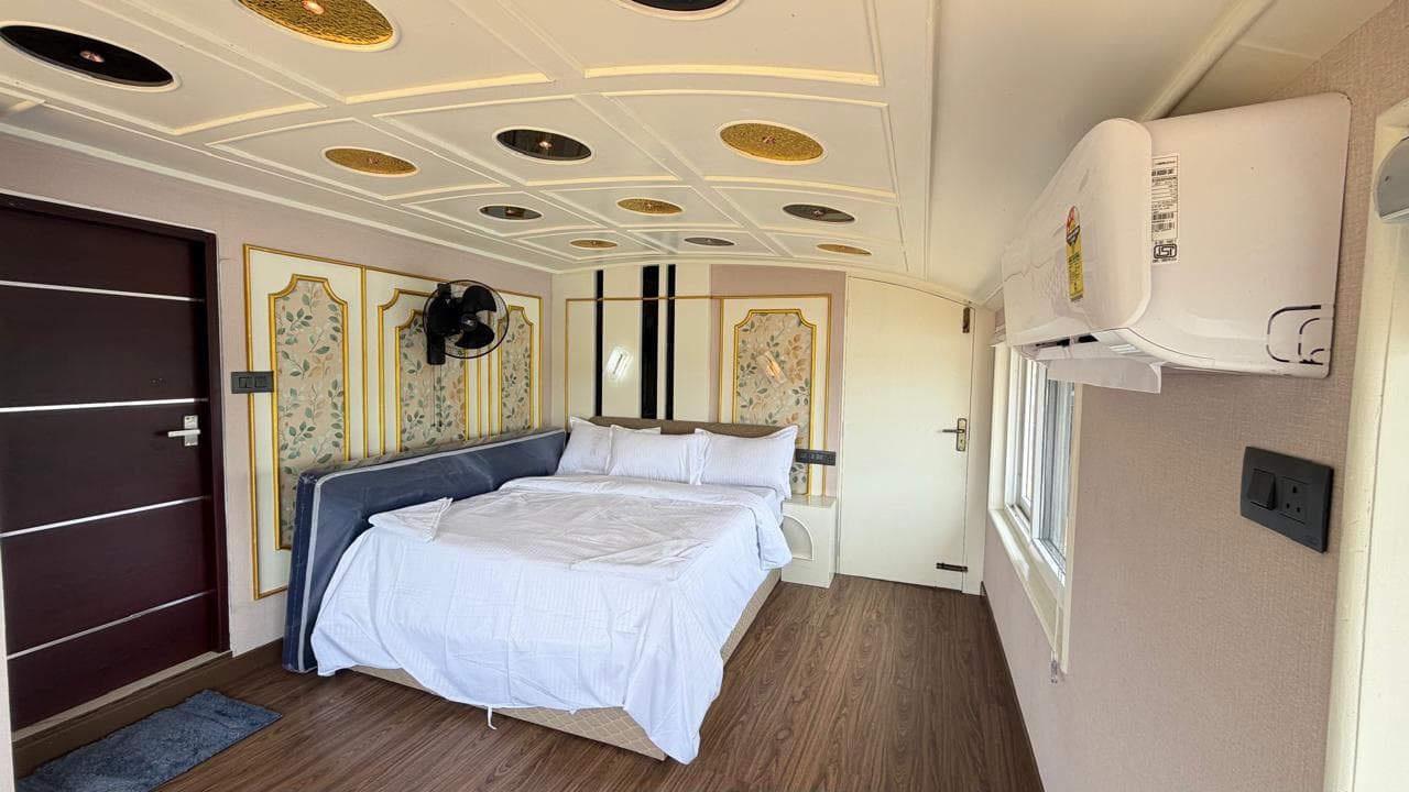 4 bedroom houseboat 3