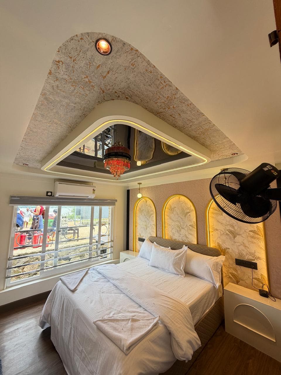 4 bedroom houseboat 4
