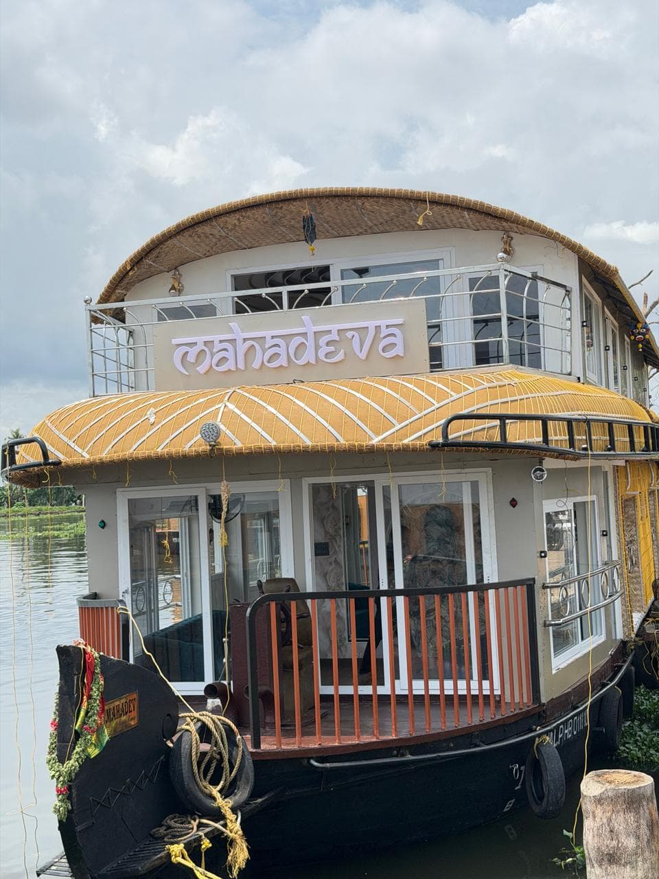 4 bedroom houseboat 1