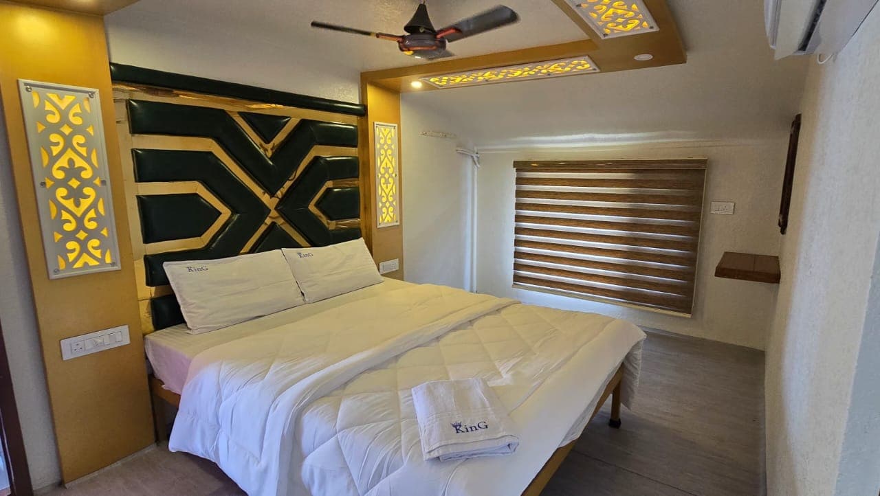 5 bedroom houseboat 4