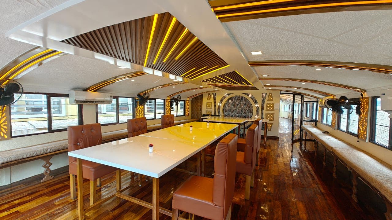 6 bedroom houseboat 2