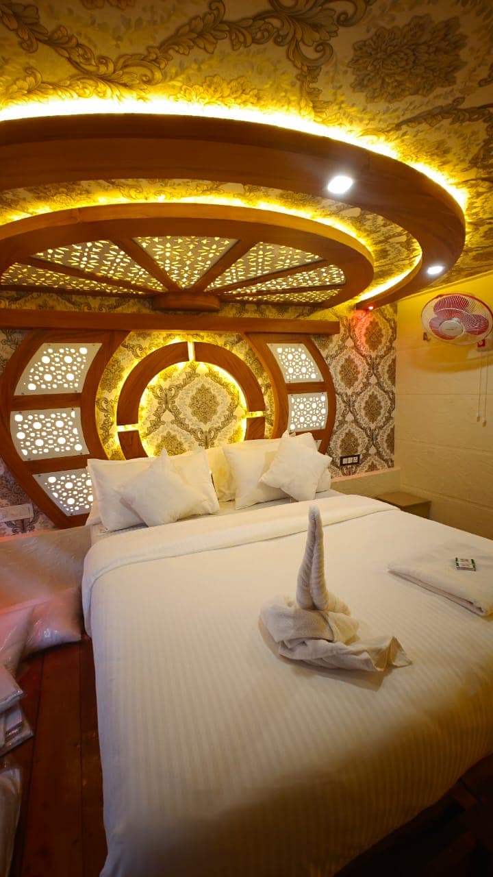 6 bedroom houseboat 3