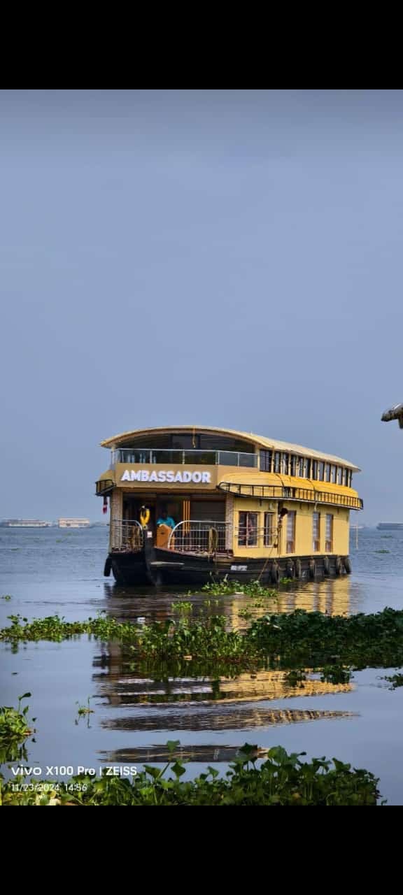 6 bedroom houseboat 1
