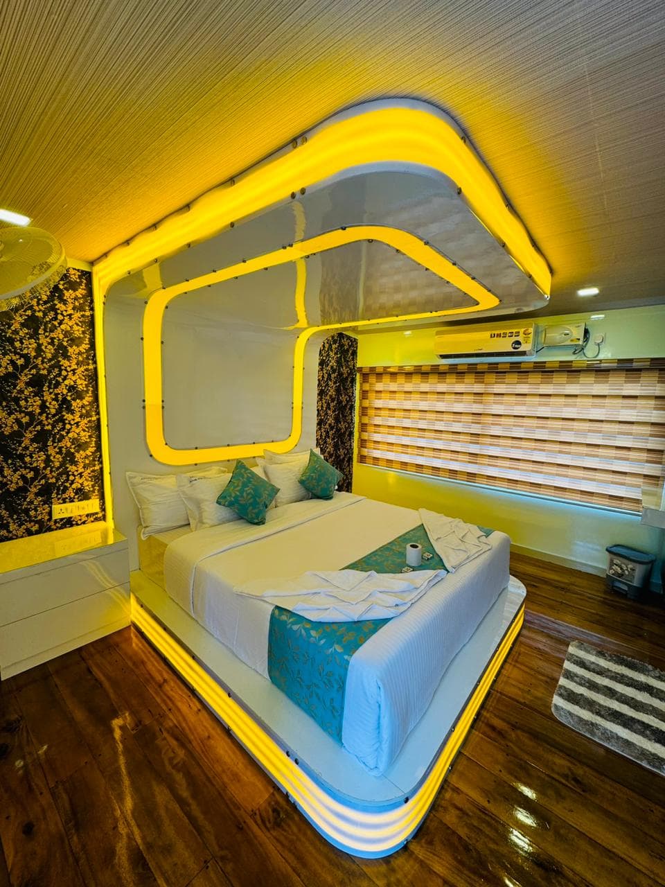7 bedroom houseboat 2