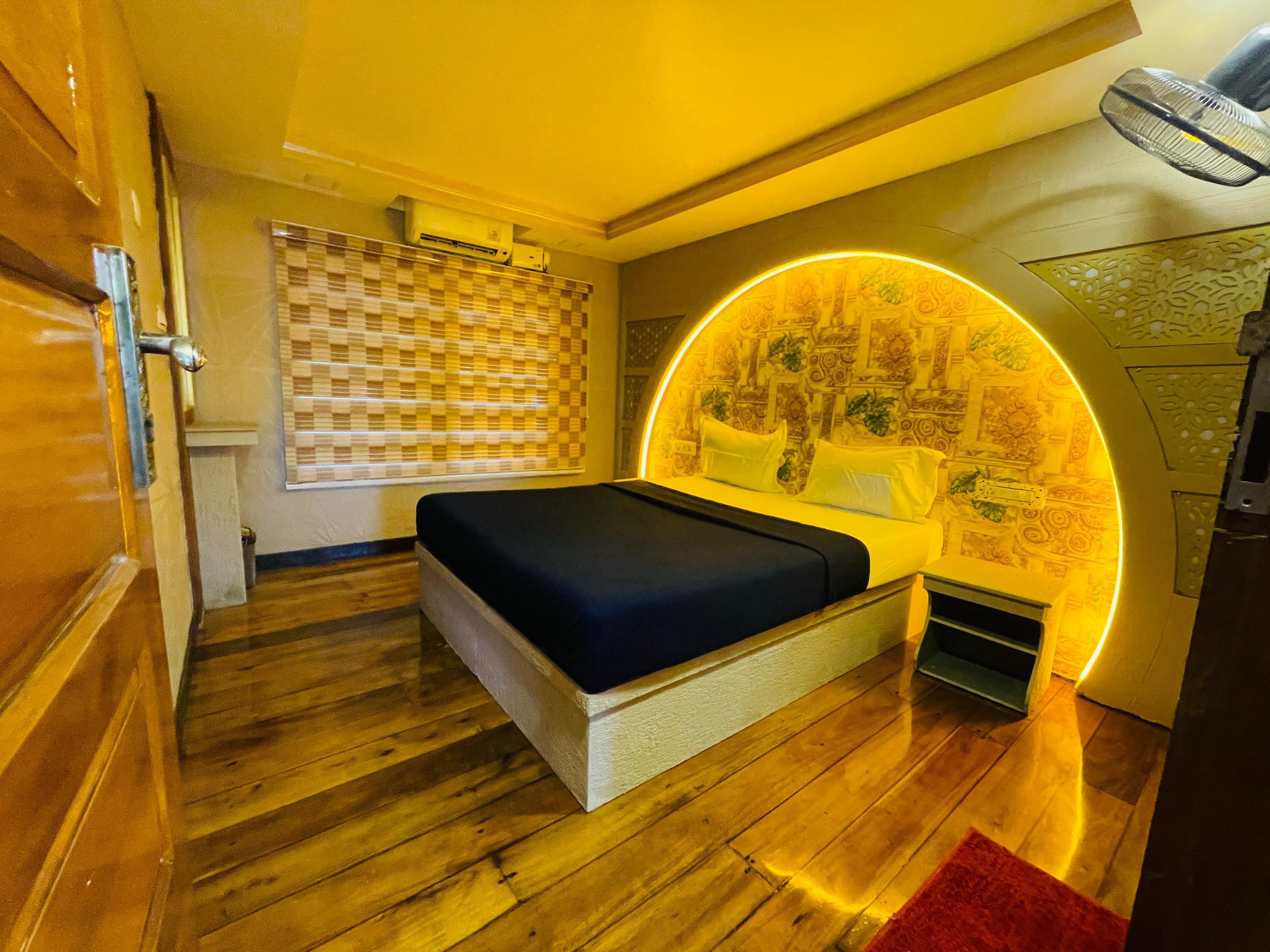 8 bedroom houseboat bedroom